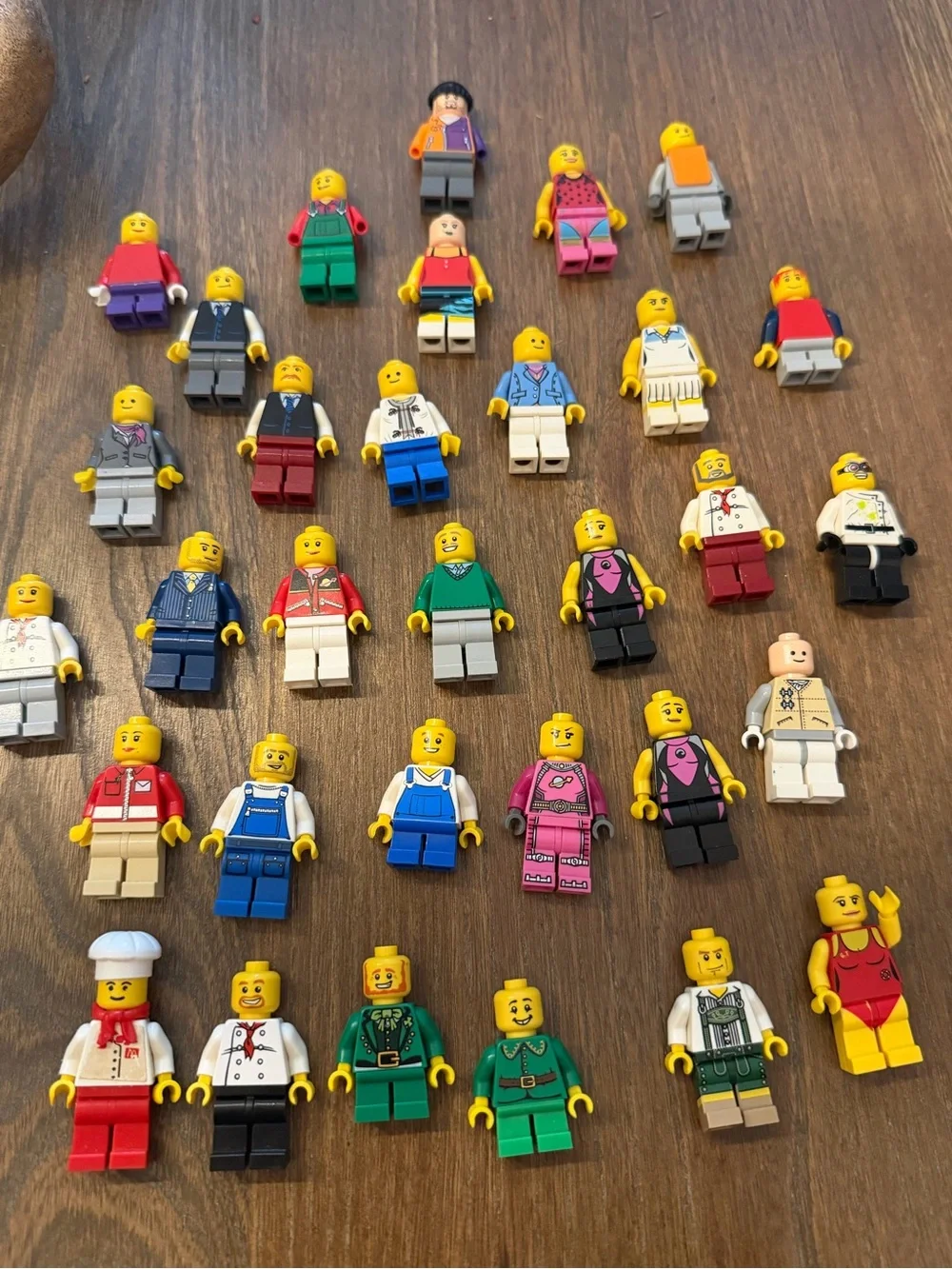 Lot of 32 genuine minifigures